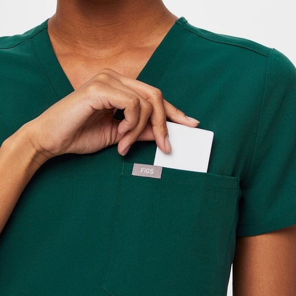 FIGS Catarina one pocket top - Picture 3 of 6